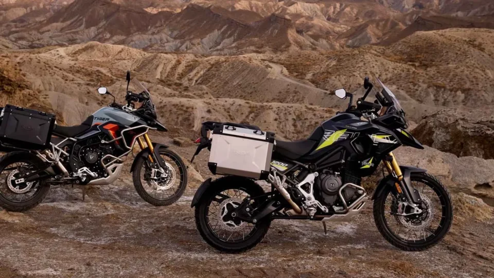 Triumph lança edições especiais Tiger 900 e 1200 Alpine e Desert: aventura premium com escapamento Akrapovič e bancos aquecidos de série