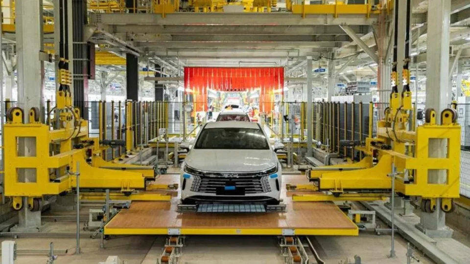 BYD acelera no Brasil: meta de 250 mil vendas em 2026 coloca marcas tradicionais em xeque