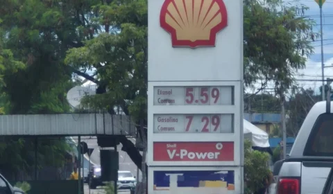 Gasolina dispara em março de 2026: alta do petróleo e impostos impulsionam preços e encarecem cesta básica no Brasil
