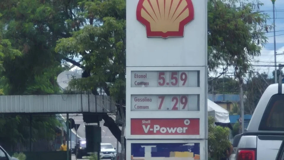 Gasolina dispara em março de 2026: alta do petróleo e impostos impulsionam preços e encarecem cesta básica no Brasil