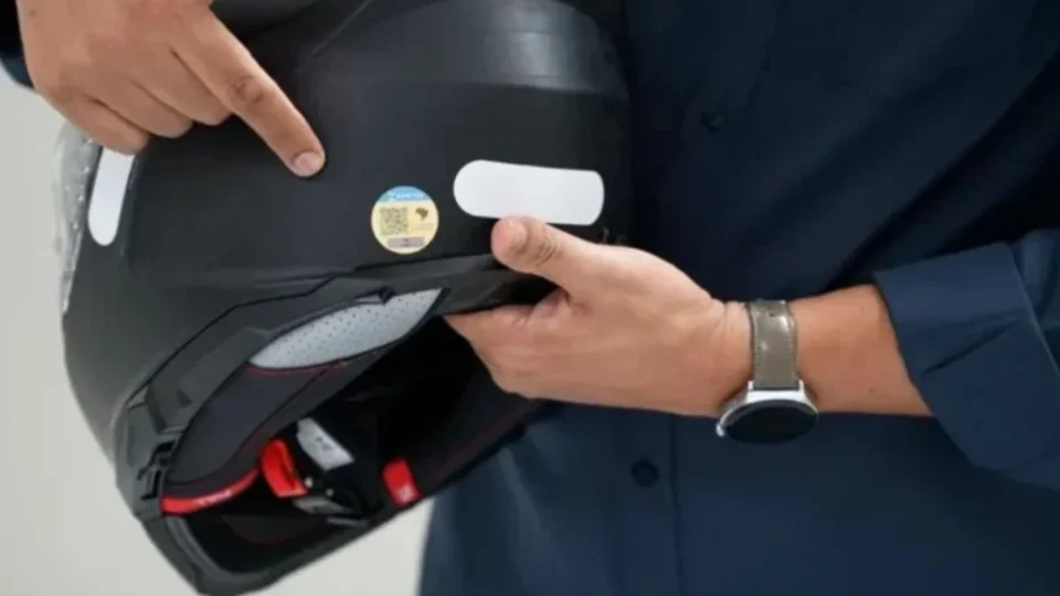 Fim das falsificações? Novo selo digital do Inmetro com QR Code muda as regras para capacetes e extintores