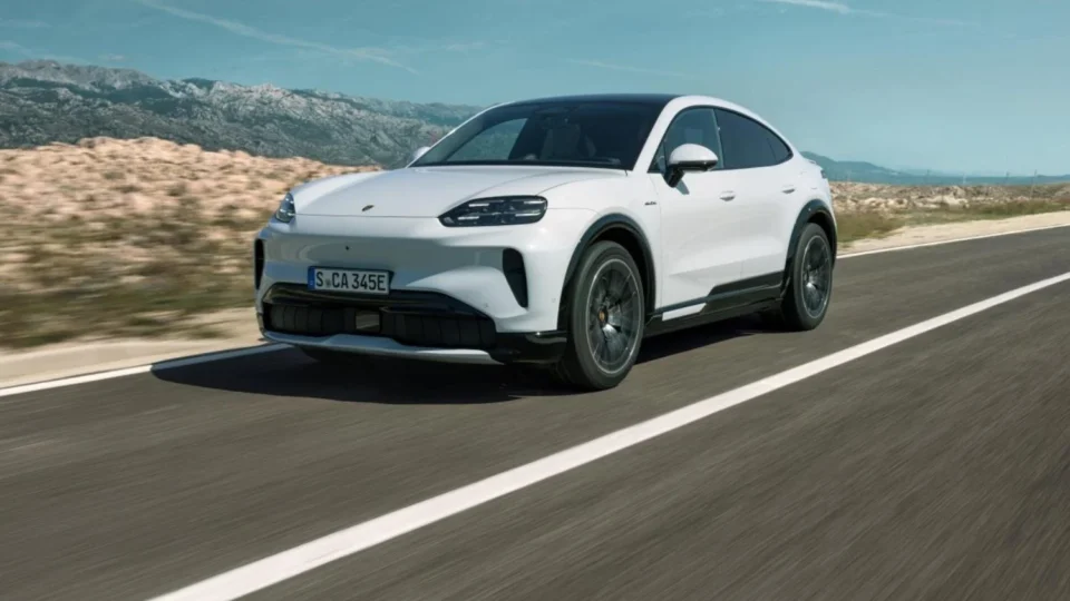 Porsche revela o novo Cayenne Coupé Elétrico 2026 com até 1.156 cv em Pequim
