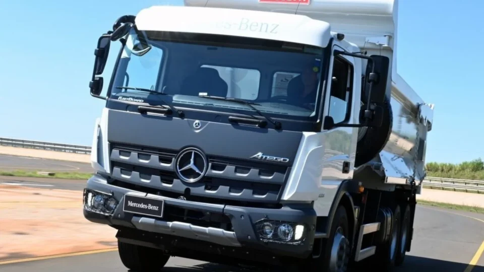 Mercedes-Benz reforça linha Atego com novos modelos 3433 e 3033 na Agrishow 2026