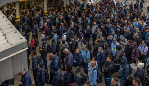 Trabalhadores da GM em São José dos Campos aprovam aviso de greve por impasse na PLR 2026