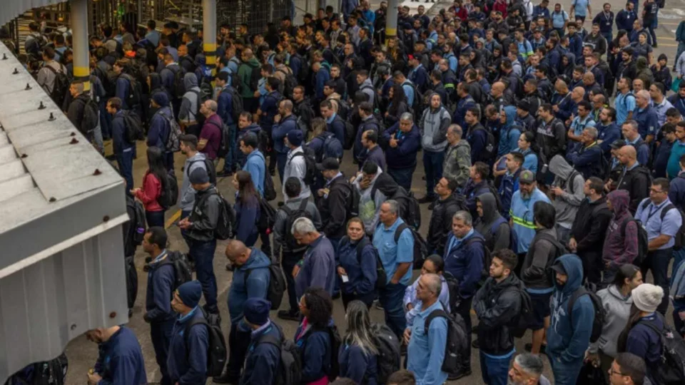 Trabalhadores da GM em São José dos Campos aprovam aviso de greve por impasse na PLR 2026