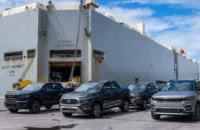 Exportações de veículos crescem pelo quinto mês seguido, mas trimestre acumula queda de 18,5%