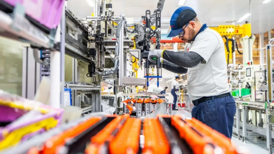 Toyota sai na frente e inaugura montagem de baterias para híbridos em Sorocaba