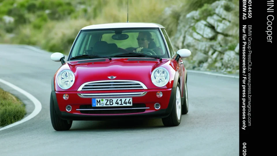 25 anos do MINI moderno: O ícone britânico que se reinventou sob o BMW Group
