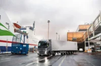 Volvo amplia Safety Zones para caminhões: tecnologia limita velocidade automaticamente via GPS
