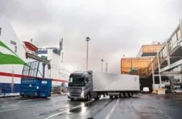 Volvo amplia Safety Zones para caminhões: tecnologia limita velocidade automaticamente via GPS