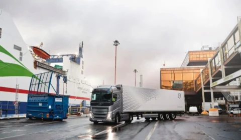 Volvo amplia Safety Zones para caminhões: tecnologia limita velocidade automaticamente via GPS
