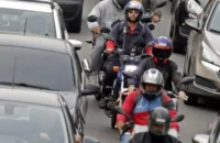 Na contramão dos carros: Frota de motocicletas cresce e fica mais jovem no Brasil