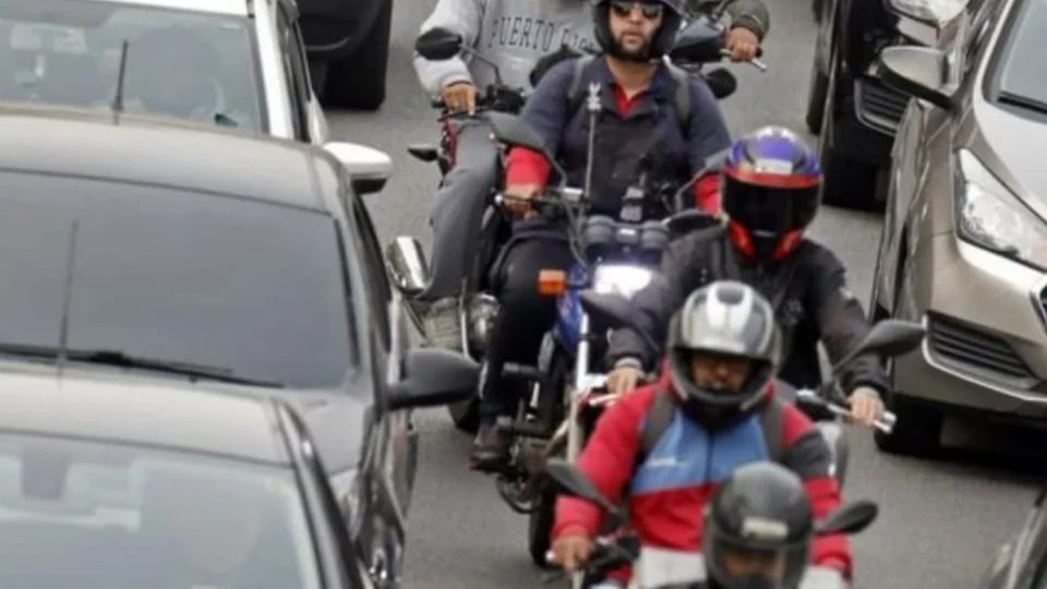 Na contramão dos carros: Frota de motocicletas cresce e fica mais jovem no Brasil