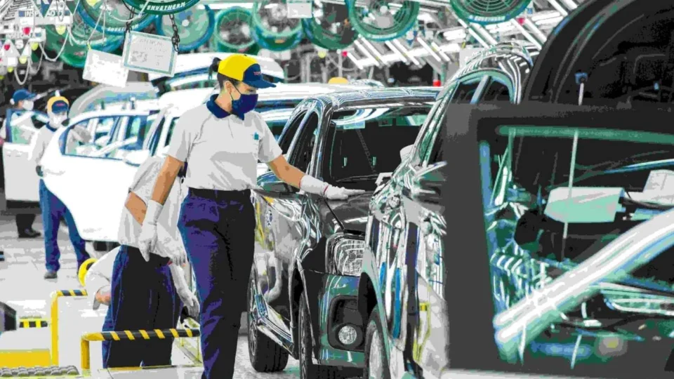 Com mercado aquecido, montadoras geram maior volume de empregos da década