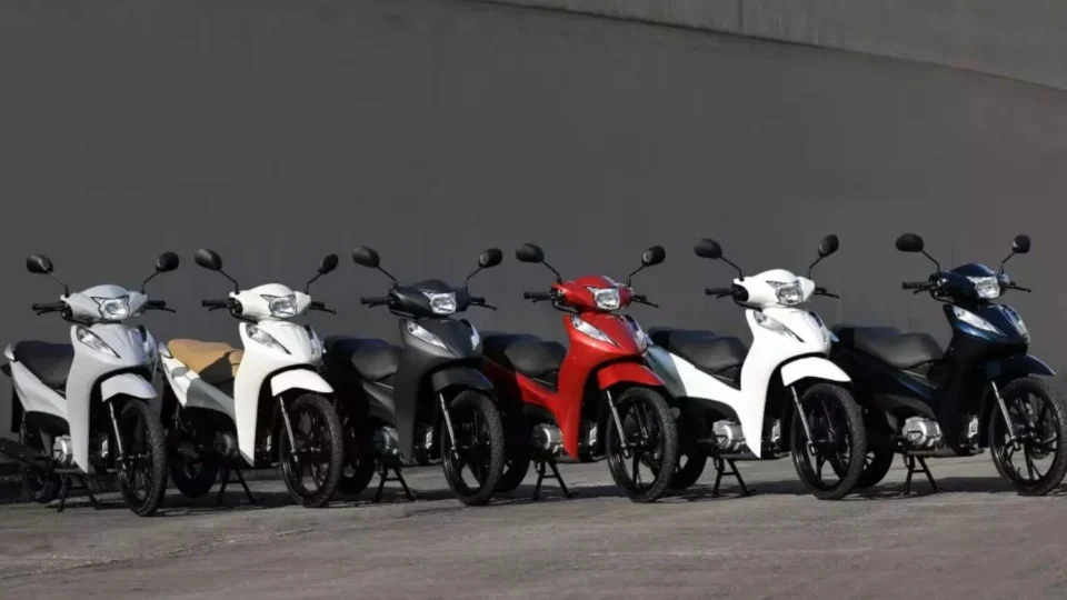 Nova Honda Biz 125 2027: Praticidade urbana ganha rodas de liga leve na versão de entrada