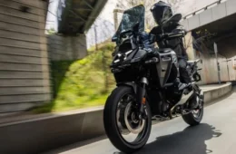 Nova BMW R 1300 GS Adventure Dark Edition: A Big Trail vestida para a noite