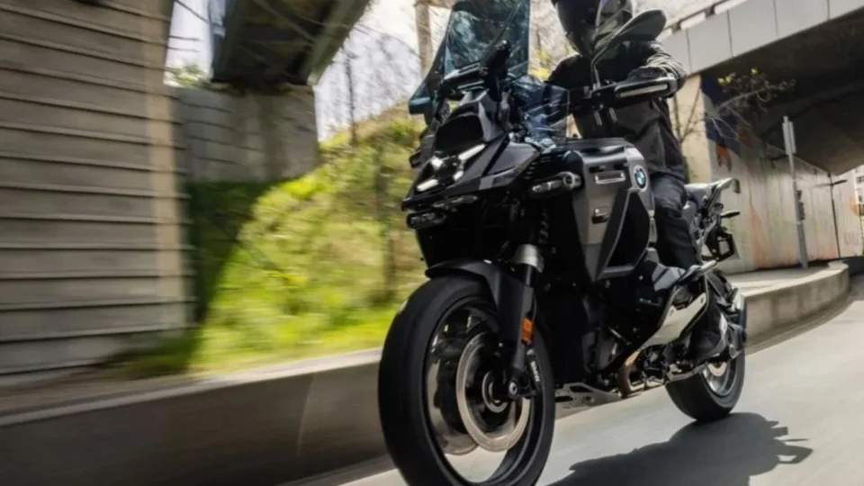 Nova BMW R 1300 GS Adventure Dark Edition: A Big Trail vestida para a noite
