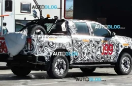 Nova Toyota Hilux 2027: Flagras na Argentina confirmam visual de Tacoma e inédita versão 100% elétrica