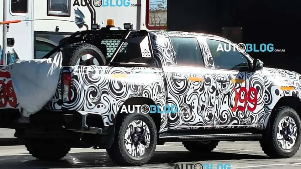 Nova Toyota Hilux 2027: Flagras na Argentina confirmam visual de Tacoma e inédita versão 100% elétrica