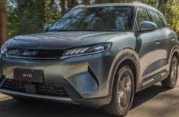 BYD lança Atto 2 DM-i Flex no Brasil com foco em eficiência e mais de 1.000 km de autonomia