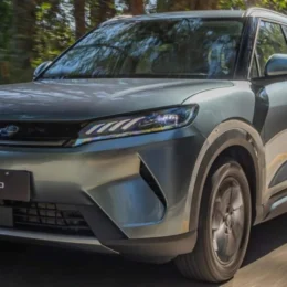 BYD lança Atto 2 DM-i Flex no Brasil com foco em eficiência e mais de 1.000 km de autonomia