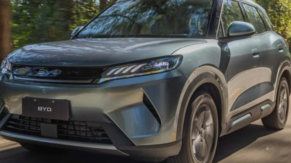 BYD lança Atto 2 DM-i Flex no Brasil com foco em eficiência e mais de 1.000 km de autonomia