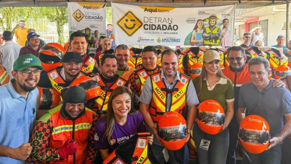 Detran-AM reforça segurança de mototaxistas com entrega de 295 kits no Iranduba