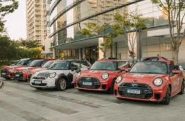 MINI “entra em campo” com comboio temático inspirado no futebol inglês em São Paulo
