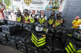 Governo Presente: Detran-AM entrega 60 kits de segurança a motofretistas de Itacoatiara