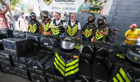Governo Presente: Detran-AM entrega 60 kits de segurança a motofretistas de Itacoatiara