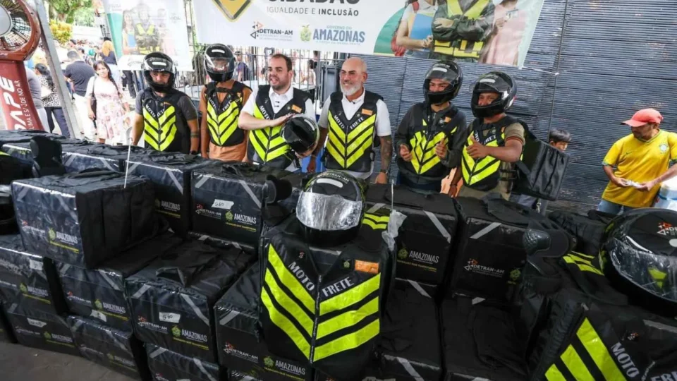 Governo Presente: Detran-AM entrega 60 kits de segurança a motofretistas de Itacoatiara