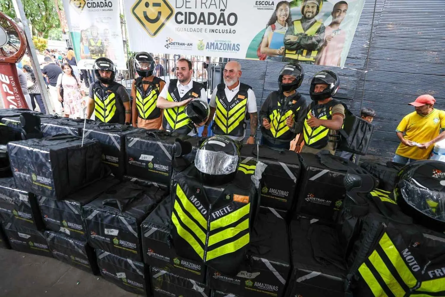 Governo Presente: Detran-AM entrega 60 kits de segurança a motofretistas de Itacoatiara