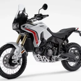 Ducati DesertX 2026 estreia novo motor V2 890 e eleva o nível do off-road premium