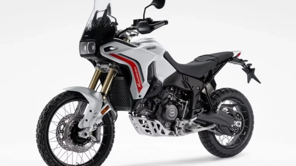 Ducati DesertX 2026 estreia novo motor V2 890 e eleva o nível do off-road premium