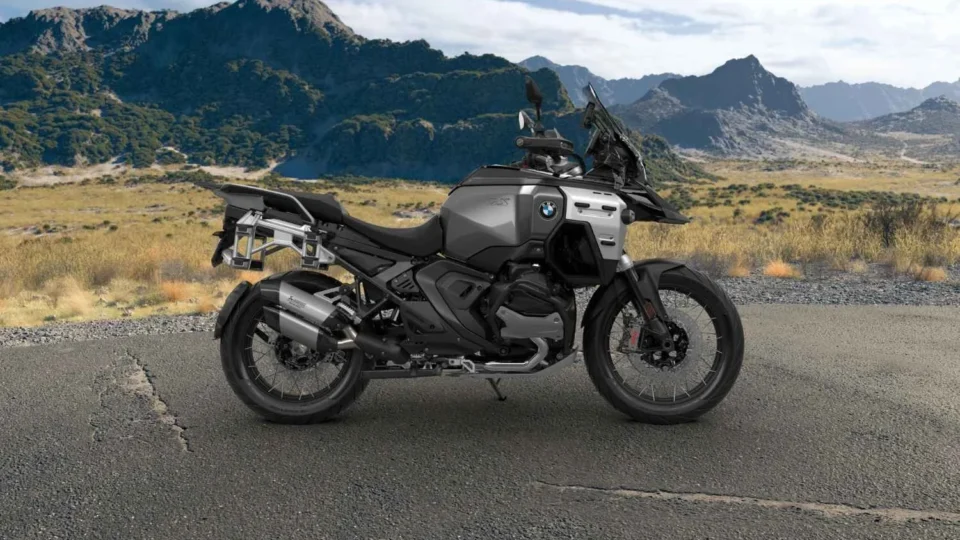 Nova BMW R 1300 GS Adventure ganha versão Triple Black com câmbio ASA e Kit Baixo no Brasil